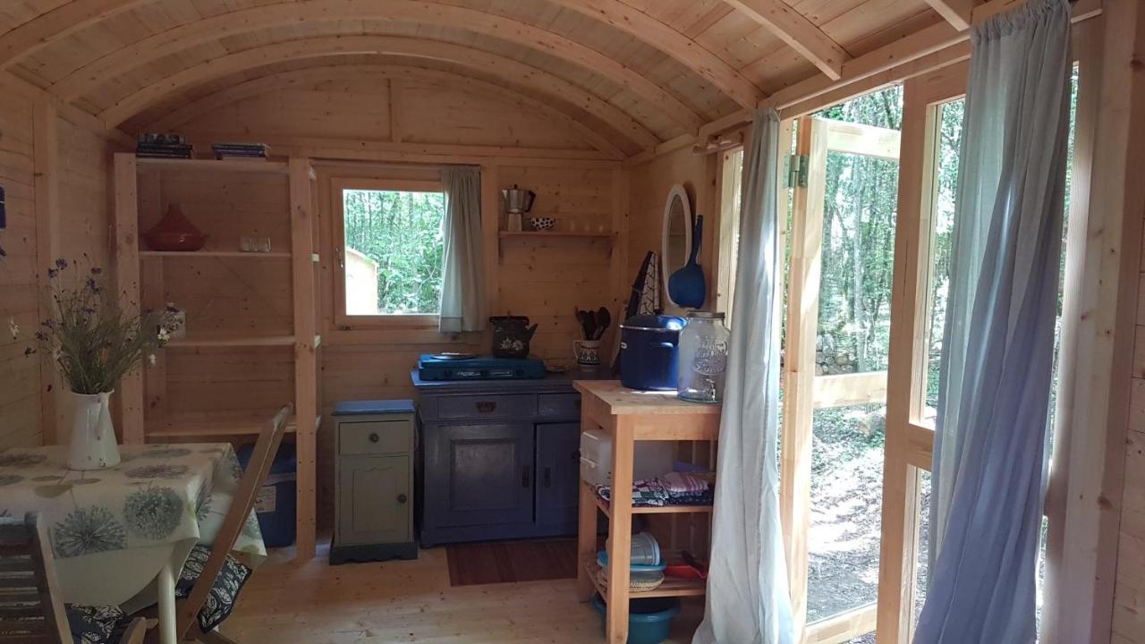 Lovely 2-Bed Shepherds Hut In A Forest Sougeres-en-Puisaye 외부 사진