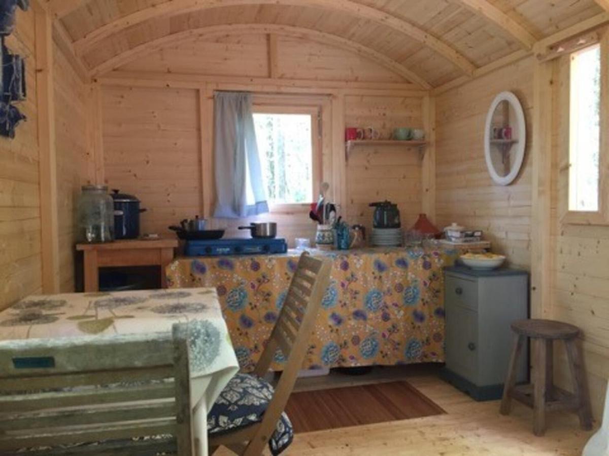 Lovely 2-Bed Shepherds Hut In A Forest Sougeres-en-Puisaye 외부 사진