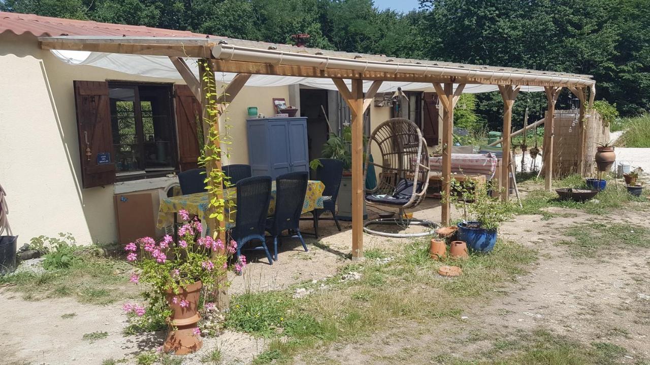 Lovely 2-Bed Shepherds Hut In A Forest Sougeres-en-Puisaye 외부 사진